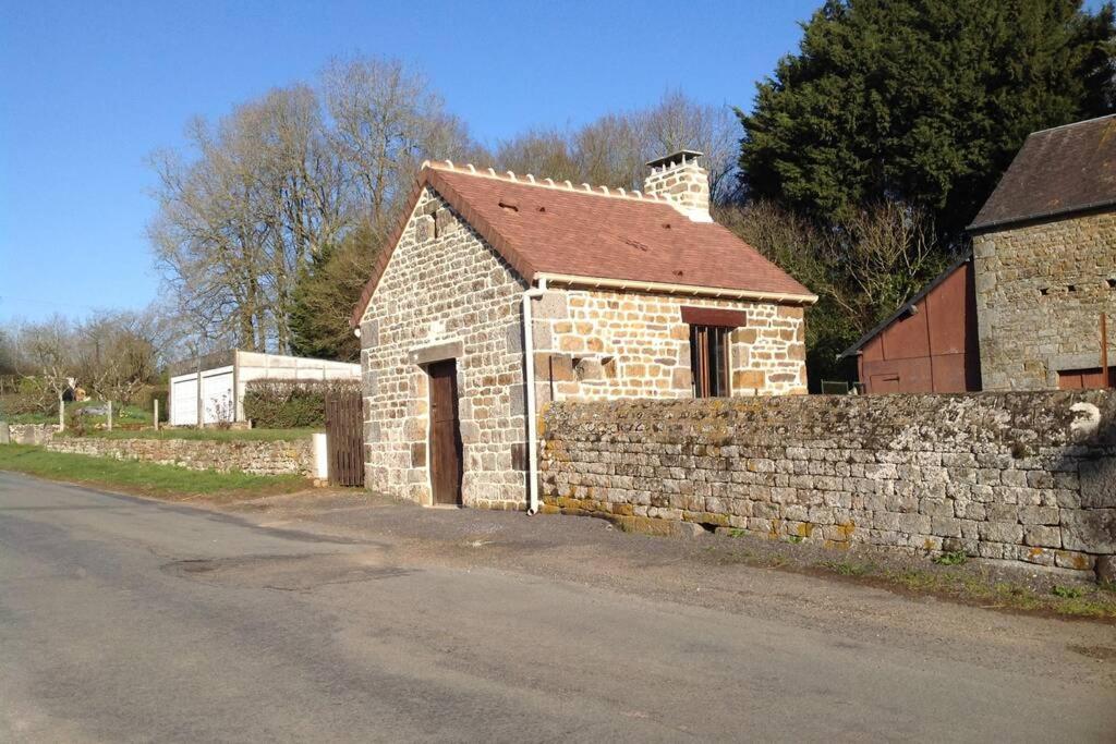 La Cahute, Gite Etape La Foret-Auvray Exterior foto